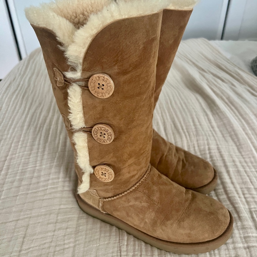 UGG Bailey Button sz8